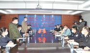 Đại biểu TP Móng Cái và Đông Hưng (Trung Quốc) đeo khẩu trang bàn chống virus corona