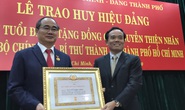 Bí thư Nguyễn Thiện Nhân xúc động khi nhận huy hiệu 40 năm tuổi Đảng