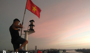 Thiêng liêng trao cờ Tổ quốc trên đảo tiền tiêu Phú Quý