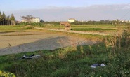 Phát hiện thi thể người đàn ông cùng xe máy bên đường vắng