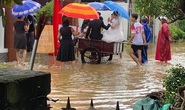 CLIP: Xóm làng xứ Quảng giải cứu 55 mâm cỗ cưới bị ế do mưa lũ