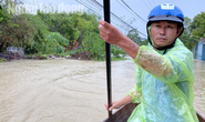 Đà Nẵng: Mưa to gió lớn gây ngập nặng, người dân chèo ghe đi tiếp tế lương thực khắp xóm