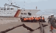 Dùng trực thăng cứu hộ thành công 8 người kiệt sức, đeo bám trên tàu Vietship 01 mắc cạn ngoài biển