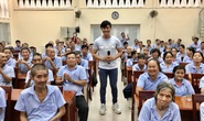 Võ Minh Lâm đem niềm vui đến với người già, khuyết tật