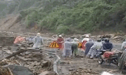 CLIP: Quốc lộ 9 sạt lở kinh hoàng, giao thông kẹt cứng