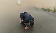 Tìm thấy thi thể thai phụ rớt xuống nước lũ trên đường đi sinh