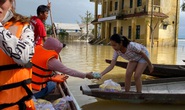 Bơi xuồng trong lũ nhận quà cứu trợ