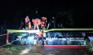 Giải cứu chiếc xe ô tô chở 18 hành khách bị lũ cuốn trôi hơn 100m trong đêm