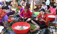 Người dân Đắk Lắk gói hàng ngàn bánh tét gửi tặng miền Trung lũ lụt