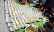 Góp tiền nấu cơm cứu trợ người dân trong cơn đại hồng thủy