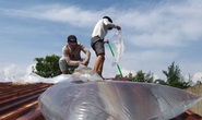 Người dân Quảng Nam cấp tốc dùng bao nước chèn mái nhà chống bão