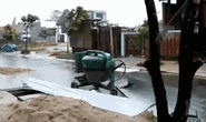 Bão số 9 đang đổ bộ vào Quảng Nam, nhiều người bỏ xe máy chạy vào nhà dân lánh nạn