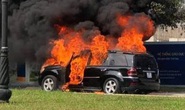 Xe sang Mercedes GL450 đang chạy bất ngờ cháy ngùn ngụt