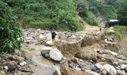 Sử dụng máy bay chuyển hàng cứu trợ cho người dân bị cô lập các xã ở Phước Sơn