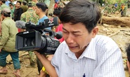 Phóng viên bật khóc khi thi thể một cháu bé được đưa lên từ bùn đất ở Trà Leng