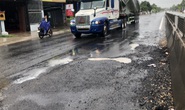 Mặt đường Quốc lộ 1 lộ nhiều ổ voi, ổ gà sau mưa