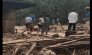Quảng Ngãi: Lũ quét kinh hoàng cuốn trôi 6 nhà dân, khiến một ngôi làng có nguy cơ bị xóa sổ