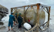 Nhiều vật thể lạ có chữ Trung Quốc trôi dạt trên biển Quảng Ngãi