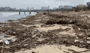 CLIP: Rác tràn ngập bãi biển Đà Nẵng sau bão số 13