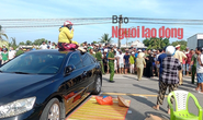 Ngang nhiên lái 2 ôtô đậu chắn ngang Quốc lộ 1, phớt lờ CSGT