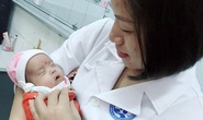 Hành trình kỳ diệu nuôi sống bé sinh non nhẹ cân nhất Việt Nam từ 480 gr lên 2,1 kg