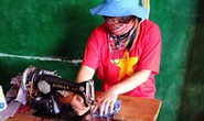 Nữ sĩ quan may hơn 500 khẩu trang tặng đồng nghiệp mũ nồi xanh và người dân Trung Phi