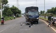 Chạy ngược chiều tông vào xe tải, người chết, xe máy bể nát