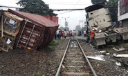 Bình Dương: Tàu hỏa tông container đứt đôi, tài xế bị thương nặng