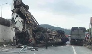 Tai nạn khó tin: Tránh ổ gà, xe container lao từ cầu vượt xuống đường