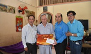 Mai Vàng nhân ái thăm hai nhạc sĩ Duy Khanh và Văn Dần
