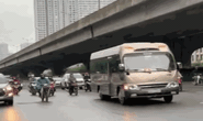 CLIP: Người dân Hà Nội co ro trong rét đậm tràn về