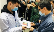 CLIP: Phó Thủ tướng Vũ Đức Đam trò chuyện với 3 người tình nguyện đầu tiên tiêm vắc-xin Covid-19
