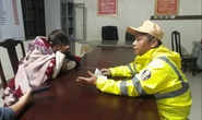 CSGT lao mình xuống sông Hương cứu người phụ nữ giữa đêm tối