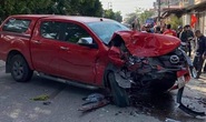 Xe ôtô bán tải tông liên hoàn, 4 người thương vong