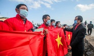 Báo Người Lao Động trao tặng 2.000 lá cờ Tổ quốc cho ngư dân tỉnh Nghệ An