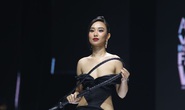 Người mẫu nữ bị lộ ngực khi trình diễn ở Tuần lễ thời trang Việt Nam