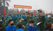 Hàng ngàn thanh niên Thủ đô đeo khẩu trang, đo thân nhiệt trước khi lên đường nhập ngũ