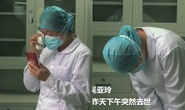 Biết tin mẹ mất, nữ y tá Vũ Hán khóc lạy 3 lần rồi quay lại làm việc