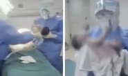 Bác sĩ đẫm mồ hôi mổ bắt con cho sản phụ nghi nhiễm virus corona