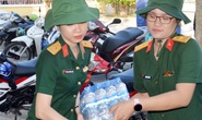 Bộ đội Sóc Trăng mang nước lọc đến cấp miễn phí cho dân vùng hạn mặn
