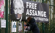 Luật sư tố việc ông chủ WikiLeaks bị còng tay và bắt khoả thân