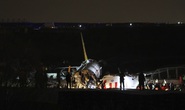 Máy bay gãy làm 3 khi hạ cánh, 3 người thiệt mạng