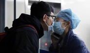 Giữa đại dịch virus corona, nữ y tá hôn bạn trai qua tấm kính cách ly