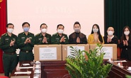 Tóc Tiên, Tùng Dương tặng hơn 1 tỉ đồng cho cho bộ đội biên phòng để chung tay đẩy lùi Covid-19