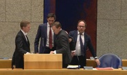 Kiệt sức vì chống dịch Covid-19, Bộ trưởng Y tế Hà Lan ngất xỉu trên bục phát biểu