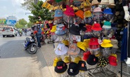 Nón, áo phòng dịch Covid-19 bán đầy đường và chợ mạng