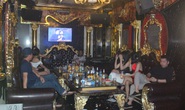 Bất chấp Covid-19, dân chơi đất cảng vẫn đến quán karaoke, gọi chân dài phục vụ