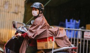 CLIP: Thân nhân đội mưa tiếp tế cho người trong khu cách ly vì Covid-19