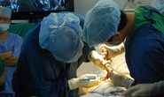 Bác sĩ đến khu cách ly cắt chỉ, rửa vết thương cho cô gái phẫu thuật về từ Hàn Quốc
