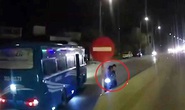 Xe chở công nhân chạy ngược chiều trên Quốc lộ 1A suýt tông vào 3 người đi xe máy